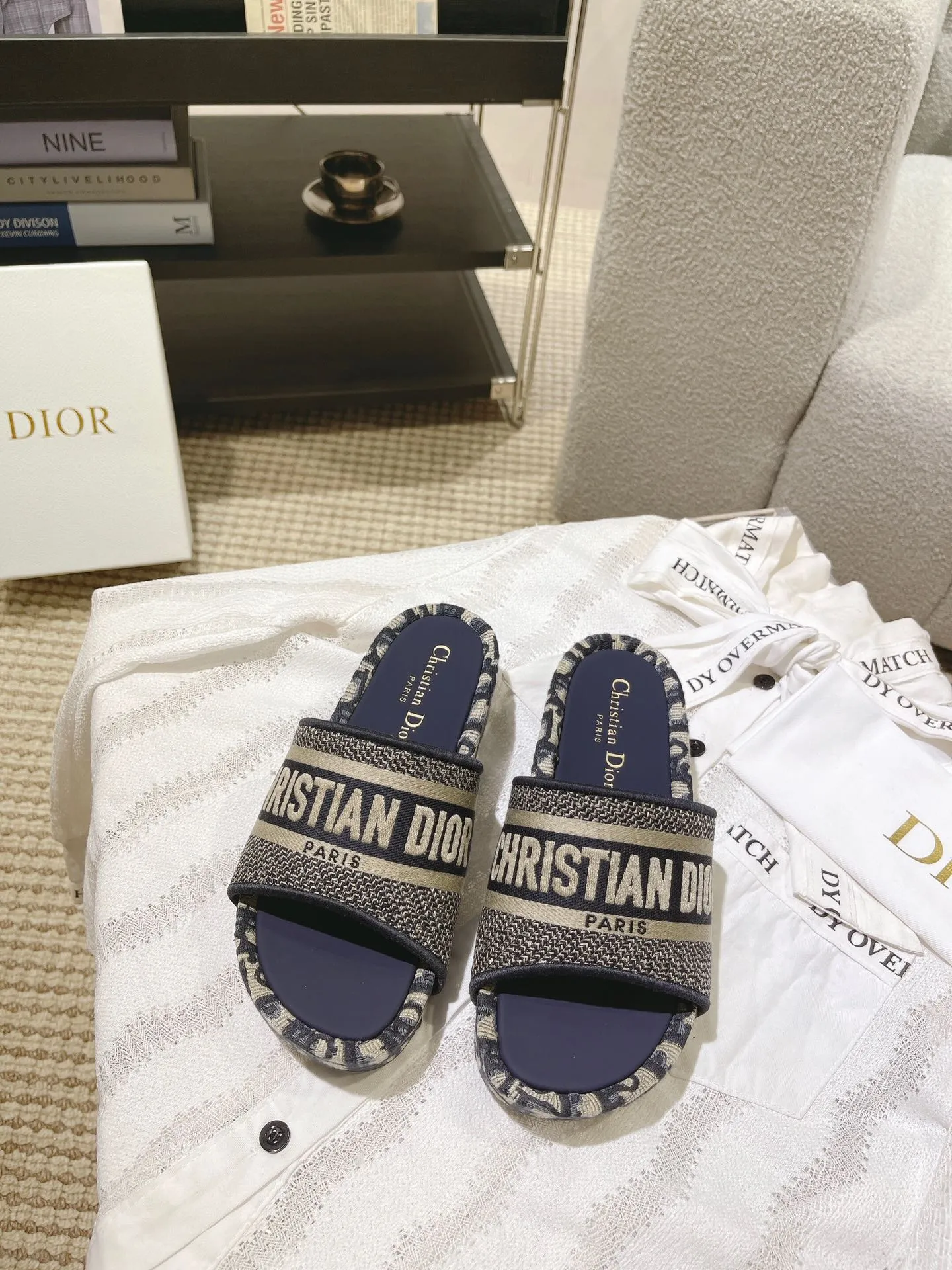 👟👟Ex-factory price 480👟👟 DIOR Dior's new spring and summer letter-printed thick-soled slippers▪️ High-end quality, welcome to inspect and compare three brands👏 Beautiful wedge-heeled thick-soled slippers, which make the feet slimmer and longer than the flat ones. Here are the benefits for small girls❤️ They are also a must-have slipper for daily travel and home. You can wear it however you like regardless of the occasion. The color is super beautiful! No need to worry about any dress code, the outsole is designed with a non-slip and wear-resistant backing, so you don’t have to worry about rain on rainy days. Size: 34-40 yards (custom-made sizes 34.40 are non-refundable)